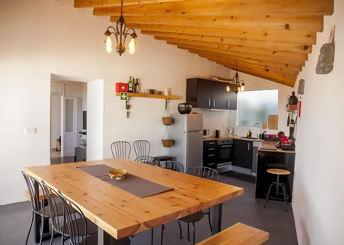 Main House Semesterbostad Água de Alto