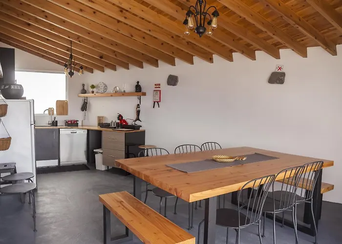 Main House Semesterbostad Água de Alto